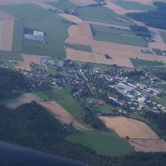 Flugwegposition um 17:26:48: Aufgenommen in der Nähe von Gemeinde Polling im Innkreis, Österreich in 1305 Meter